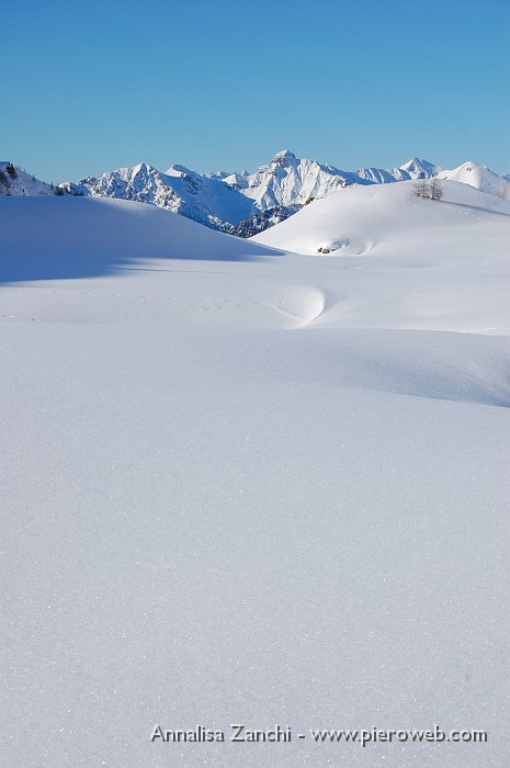 18 I monti Secco, Pegherolo e Cavallo sul fondo di una distesa innevata.JPG